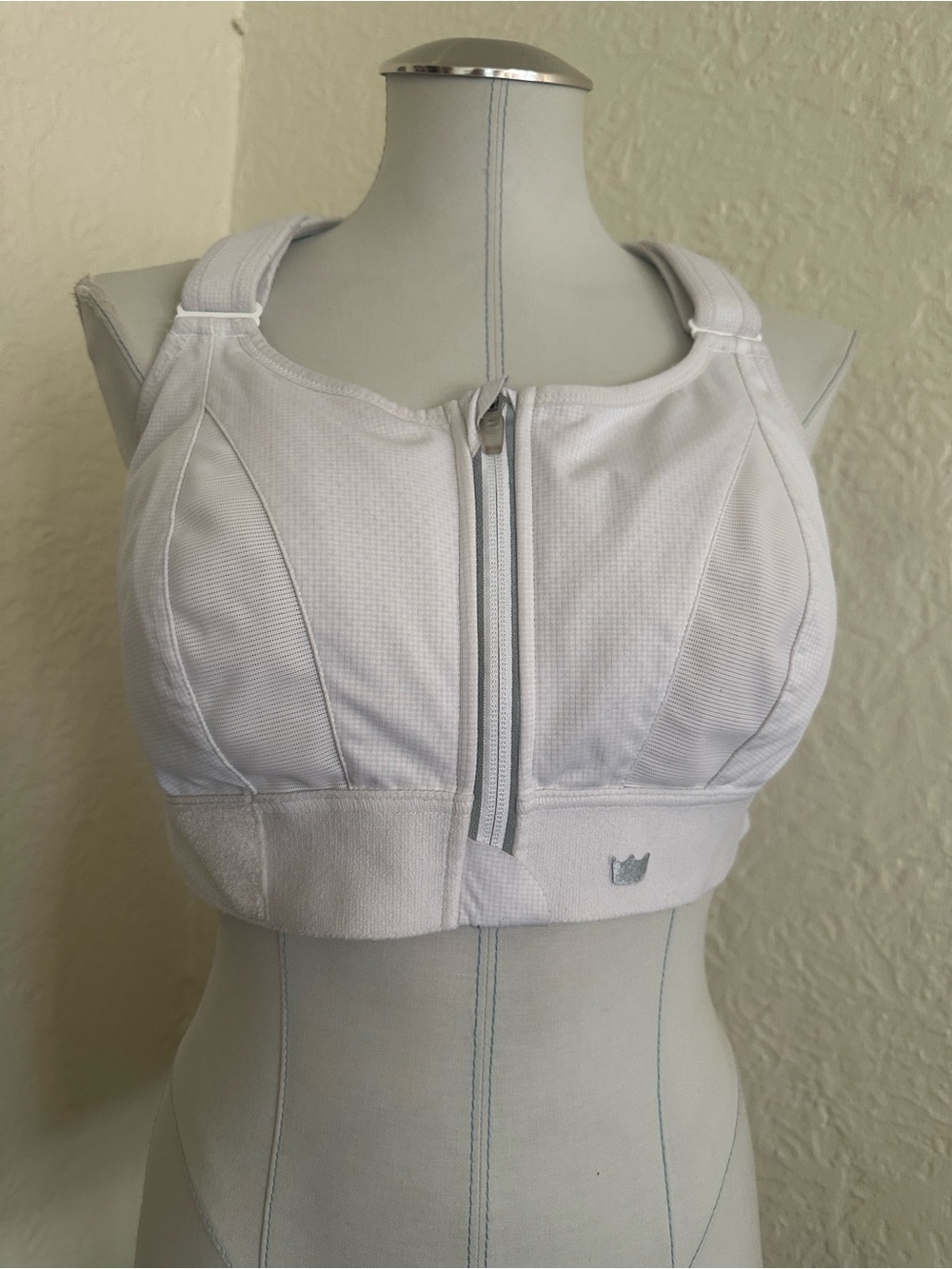 SHEFIT Ultimate Women’s White Zip Front Sports Bra 4Luxe